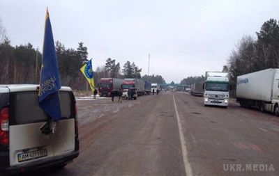 На виїзді з Білорусі заблоковані 100 російських фур - ЗМІ. Вантажівки застрягли в "сірій зоні" між Білоруссю і Україною, кажуть активісти.