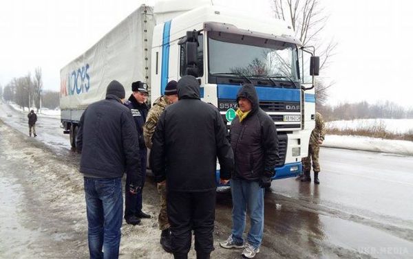 Сумські активісти приєдналися до блокування російських вантажівок. 
У Сумах активісти підтримали всеукраїнську акцію і з сьогоднішнього дня приєдналися до блокування проїзду російських вантажних машин.