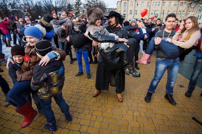 Оригінальний рекорд із жінками на руках встановлено у Харкові. Рекорд щодо кількості жінок, яких чоловіки одночасно підняли на руки, встановлено на площі біля пам*ятника Закоханим біля метро Академіка Бекетова в центрі Харкова