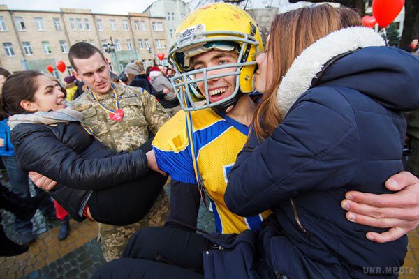 Оригінальний рекорд із жінками на руках встановлено у Харкові. Рекорд щодо кількості жінок, яких чоловіки одночасно підняли на руки, встановлено на площі біля пам*ятника Закоханим біля метро Академіка Бекетова в центрі Харкова