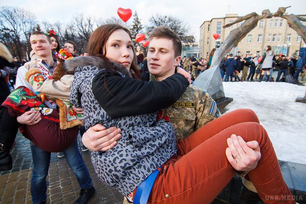 Оригінальний рекорд із жінками на руках встановлено у Харкові. Рекорд щодо кількості жінок, яких чоловіки одночасно підняли на руки, встановлено на площі біля пам*ятника Закоханим біля метро Академіка Бекетова в центрі Харкова