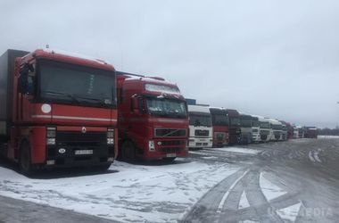 Російським фурам офіційно закритий проїзд в Україну. Сьогодні, 15 лютого, Кабінет міністрів прийняв рішення призупинити транзитні переміщення російських вантажних автомобілів по території України. 