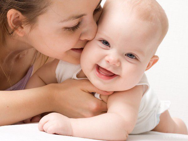 Вчені: Материнська любов допомагає дітям впоратися з депресіями. Вчені з США в ході експерименту за участю 128 мам з дітьми виявили, що спілкування з мамою істотно знижує концентрацію гормону кортизолу в організмі дитини, пише Child Development.
