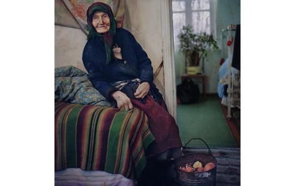 Канадський фотограф показала, як вимирають українські села. Жінка вирішила увічнити останніх очевидців того життя, про яке незабаром можна буде дізнатися лише з підручників історії.