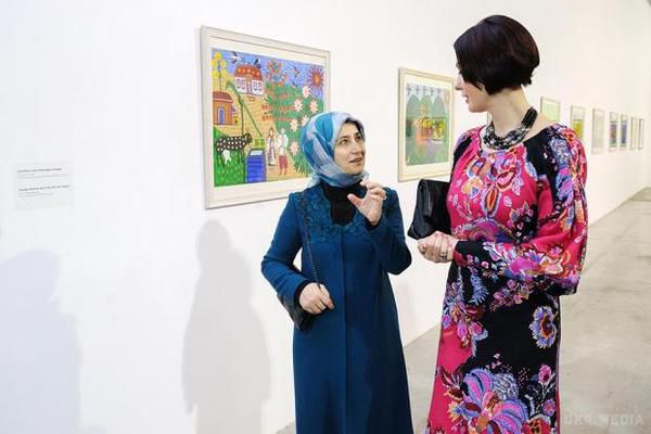 Як Терезія Яценюк розважала дружину прем'єр-міністра Туреччини (фото). Дружини прем'єр-міністрів відвідали ретроспективну виставку "Марія Примаченко. Неосяжне", яка експонується у "Мистецькому Арсенал".
