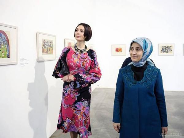 Як Терезія Яценюк розважала дружину прем'єр-міністра Туреччини (фото). Дружини прем'єр-міністрів відвідали ретроспективну виставку "Марія Примаченко. Неосяжне", яка експонується у "Мистецькому Арсенал".