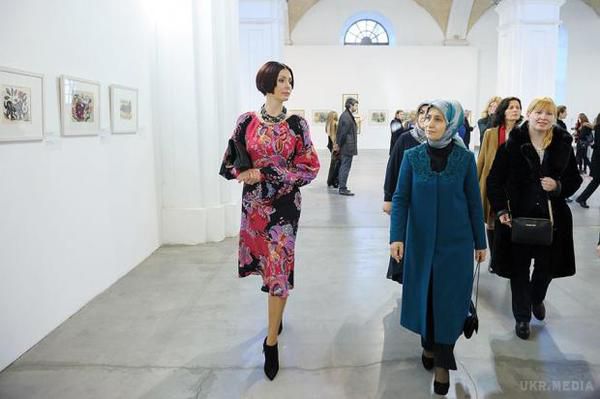 Як Терезія Яценюк розважала дружину прем'єр-міністра Туреччини (фото). Дружини прем'єр-міністрів відвідали ретроспективну виставку "Марія Примаченко. Неосяжне", яка експонується у "Мистецькому Арсенал".