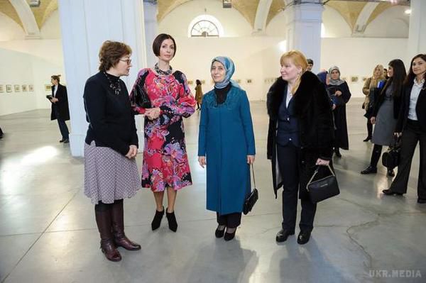 Як Терезія Яценюк розважала дружину прем'єр-міністра Туреччини (фото). Дружини прем'єр-міністрів відвідали ретроспективну виставку "Марія Примаченко. Неосяжне", яка експонується у "Мистецькому Арсенал".