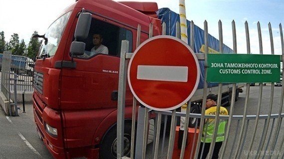 У Росії затримали майже 200 вантажівок з України. Поки консультації сторін про відновлення транзиту фур результату не дали.