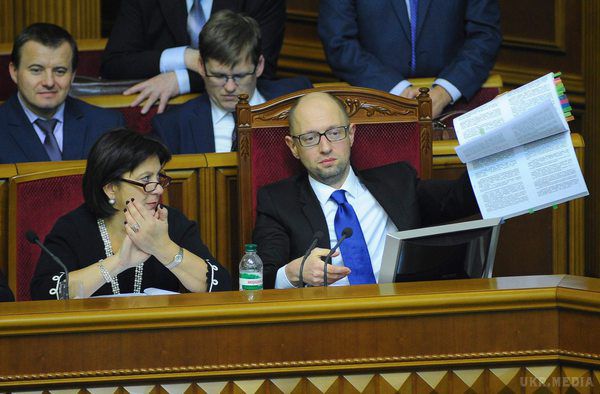  Рада не змогла ухвалити проект постанови про недовіру уряду на чолі з Арсенієм Яценюком. За це рішення проголосували 194 народні депутати при 226 необхідних.