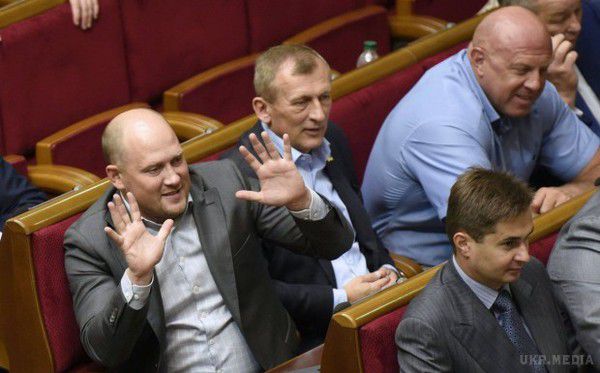 Два нардепа вийшли з коаліції. Народний депутат від "Блоку Петра Порошенко" Сергій Каплін заявив, що він і його колега по фракції Олександр Сугоняко виходять з коаліції.