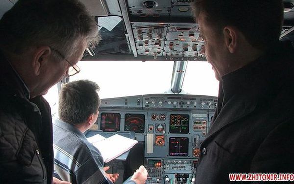В Житомирському аеропорту вперше приземлився середньомагістральний Airbus 320 (фото, відео). Аеропорт Житомира прийняв перший Airbus 320.