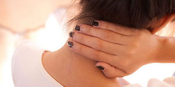 Способи позбутися від сильної болі в шиї. Болі в шиї можуть з'явитися з різних причин.