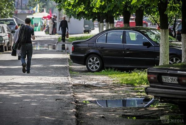У Києві з'явиться унікальний "антивандальний" газон. Перед київськими озеленювачами поставили завдання розробити серію заходів, які б убезпечили міські газони від витоптування та паркування автомобілів. 