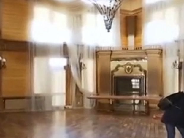 "Залишилося три стільці, диван і чотири столи": Резиденція Януковича в Сухолуччі розграбована. У розкішній резиденції на мисливських угіддях межигірського втікача мародери викрутили навіть розетки.