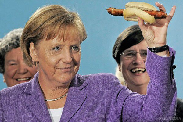 Меркель вирішила побавитися фаст-фудом в Брюсселі. Канцлер Німеччини Ангела Меркель вирішила побавитися фаст-фудом під час перерви на переговорах про Великобританії та Євросоюзі. Її очевидці зняли на мобільний телефон, після чого оприлюднили кадри в Мережі.