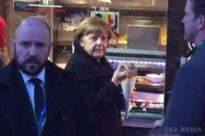 Меркель вирішила побавитися фаст-фудом в Брюсселі. Канцлер Німеччини Ангела Меркель вирішила побавитися фаст-фудом під час перерви на переговорах про Великобританії та Євросоюзі. Її очевидці зняли на мобільний телефон, після чого оприлюднили кадри в Мережі.