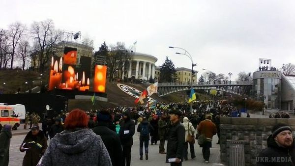 День пам'яті Героїв Небесної сотні: що відбувається на Майдані (фото). Сьогодні в Україні відзначають День пам'яті Героїв Небесної сотні. 