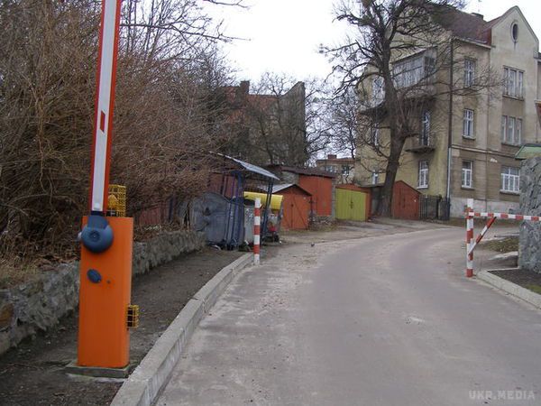 Де ховається Ігор Зварич: екс-суддя зовсім не змінився і продовжує їздити на дорогому авто (фото). Персона Ігоря Зварича – колишнього голови  Львівського апеляційного адміністративного суду, який за  хабарі відсидів сім років у в'язниці, продовжує викликати у суспільства величезний інтерес.