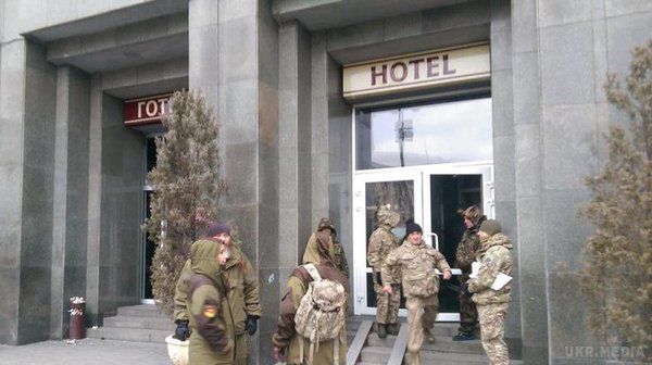 На Майдані зал готелю "Козацький" зайняли праворадикали в камуфляжі. Люди в камуфляжі, які називають себе представниками "Радикальних правих сил", проводять "засідання штабу" організації у готелі "Козацький", що на Майдані Незалежності в Києві.
