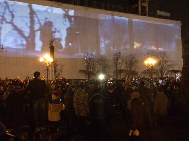 На Майдані сталася сутичка між активістами та правоохоронцями. Активісти намагаються розбити наметове містечко на Майдані, правоохоронці їм протистоять.