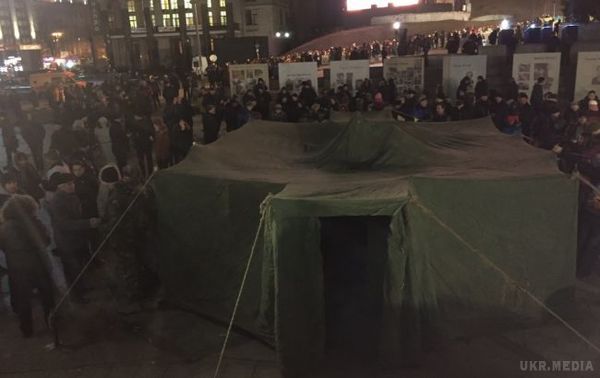 Активісти все-таки встановили намет на Майдані. Намет встановлено особами, які зайняли напередодні актовий зал готелю "Козацький" на Майдані.