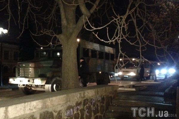 У центр Києва прибули підрозділи Нацгвардії. Автомобілі з бійцями Нацгвардії паркуються біля Жовтневого палацу.