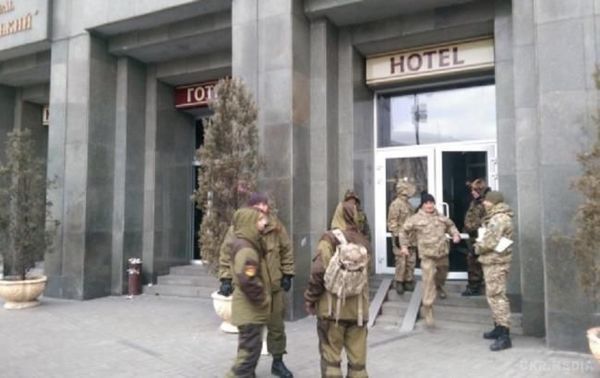 Офіційна делегація покинула готель "Козацький". В приміщенні знаходяться тільки активісти "Радикальних правих сил".