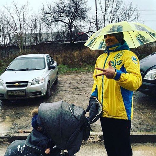 Боксер Олександр Усик прогулявся по Сімферополю у формі Збірної України (фото). На своїй сторінці у Facebook він опублікував фото прогулянки по рідному місту з сином