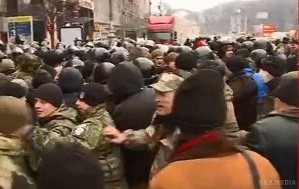  Нова бійка з силовиками відбулася на Майдані. Правоохоронці заблокували вантажівку зі сценою у Будинку профспілок.