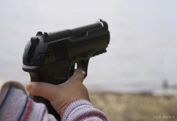 У США трирічна дитина вистрілила матері в голову. У місті Бейлис Грув (Мічиган, США) трирічна дитина відшукала вдома пістолет і почала грати з ним, випадково вистріливши власній матері в голову. Потерпіла госпіталізована в місцеву лікарню.