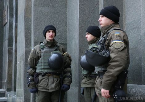 На нацгвардійців у Києві хтось пробує вплинути. Військовослужбовці Національної гвардії України продовжують нести службу по охороні громадського порядку в столиці у посиленому режимі