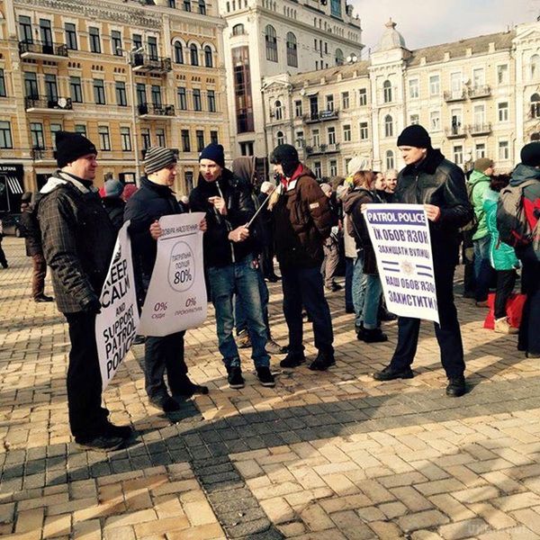 У трьох містах люди вийшли підтримати поліцію. "Поліція-народ-разом", – скандують на Софіївській площі в Києві.