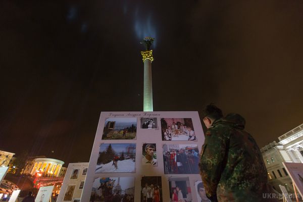 Як українці вшановували Героїв Небесної сотні: 18-20 лютого у фотографіях. "Свіжий струмінь" в затверджену заздалегідь програму заходів, присвячених річниці розстрілу Майдану, внесли підозрілі радикали в камуфляжі, що розгромили банки в центрі і спробували відтворити майданівські "декорації" за допомогою наметів і багать.