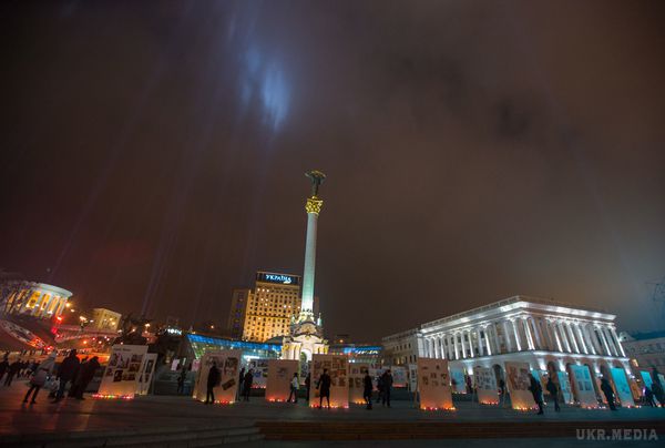 Як українці вшановували Героїв Небесної сотні: 18-20 лютого у фотографіях. "Свіжий струмінь" в затверджену заздалегідь програму заходів, присвячених річниці розстрілу Майдану, внесли підозрілі радикали в камуфляжі, що розгромили банки в центрі і спробували відтворити майданівські "декорації" за допомогою наметів і багать.