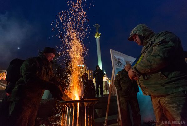 Як українці вшановували Героїв Небесної сотні: 18-20 лютого у фотографіях. "Свіжий струмінь" в затверджену заздалегідь програму заходів, присвячених річниці розстрілу Майдану, внесли підозрілі радикали в камуфляжі, що розгромили банки в центрі і спробували відтворити майданівські "декорації" за допомогою наметів і багать.