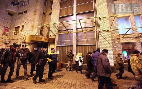 Активісти покинули готель "Козацький" на Майдані. Штаб "РПС" переїхав в казарми полку "Азов" недалеко від Майдану.