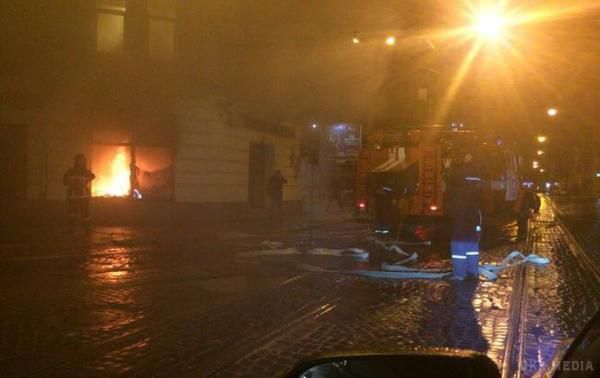 У Львові невідомі підпалили "Ощадбанк Росії". У Львові пожежа охопила офіс на вулиці Франка.