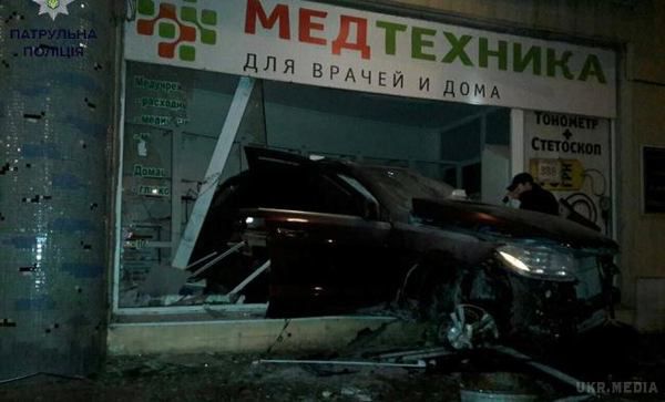 В Одесі п'яний водій влетів у вітрину магазину: фото. П'яний 30-річний водій при спробі сховатися від поліцейських влетів у вітрину магазину