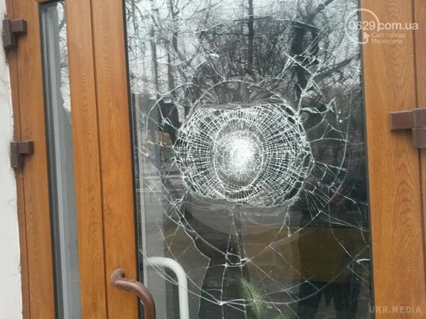 У Маріуполі напали на Ощадбанк Росії. Невідомі вночі розбили вікна у відділенні банку.