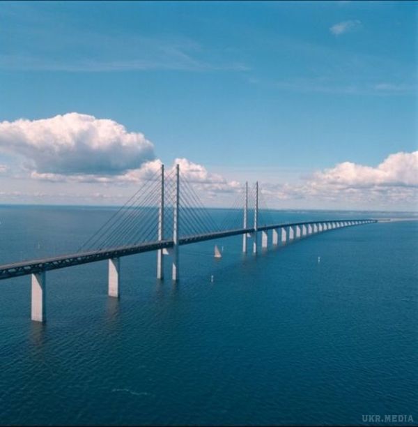 Найзагадковіший автомобільний міст-тунель (фото). У протоці Ересунн на 16-кілометровій водній ділянці, що розділяє Данію і Швецію, знаходиться абсолютно унікальний міст, який поступово переходить в тунель.
