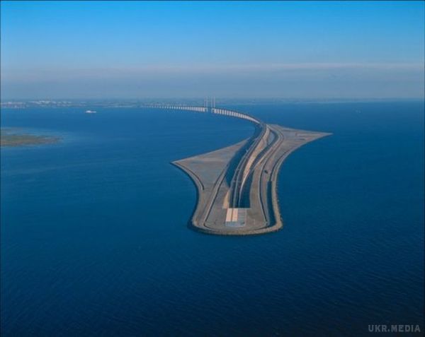 Найзагадковіший автомобільний міст-тунель (фото). У протоці Ересунн на 16-кілометровій водній ділянці, що розділяє Данію і Швецію, знаходиться абсолютно унікальний міст, який поступово переходить в тунель.