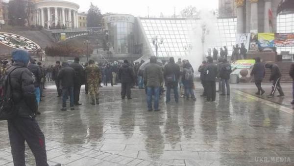 У центрі Києва почалася "зачистка" Майдану-3 (фото). Комунальні служби почали прибирати на площі. За ситуацією прийшли спостерігати бійці АТО.