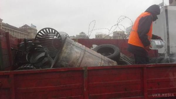 У центрі Києва почалася "зачистка" Майдану-3 (фото). Комунальні служби почали прибирати на площі. За ситуацією прийшли спостерігати бійці АТО.