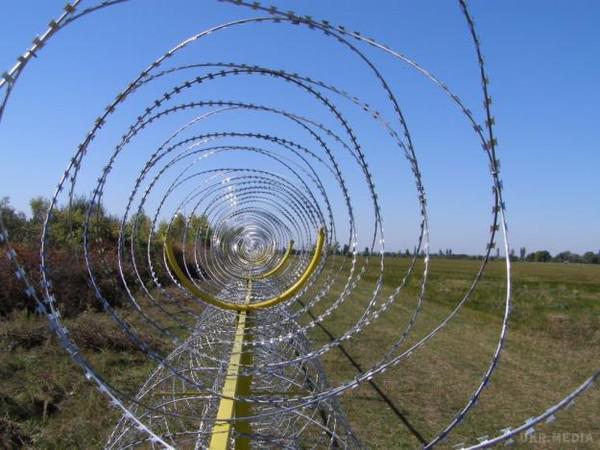Як виглядає "Стіна" на кордоні з Росією і що нас захищає (відео). ЗМІ показали "проект Яценюка" "Стіна", який повинен захистити кордон України від вторгнення Росії. Проект охоплює протитанкові рови, паркан з колючим дротом, камери, тепловізори і навіть сенсорні кабелі.