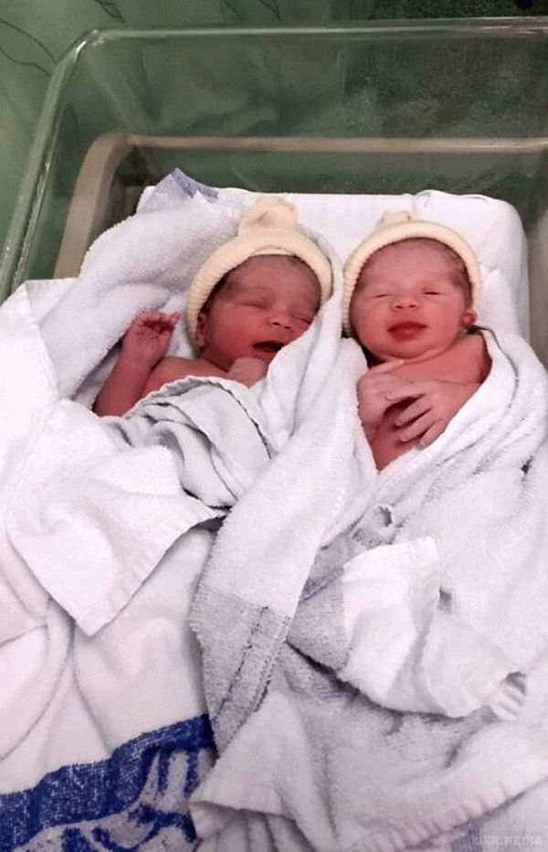 Неймовірно, але факт: британка народила двійнят з різними кольорами шкіри (фото). Представляємо вашій увазі рубрику неймовірно, але факт. Завдяки якої ви дізнаєтеся про те, що в Британії в Манчестері Ханна Еркер народила дівчаток, у яких різна раса.