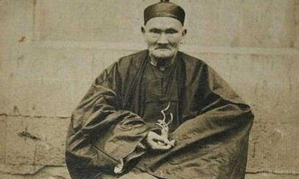Секрет довголіття: Китаєць Чи Циньюнь помер в 1933 році у віці 256 років. Унікальний приклад довголіття описав на сторінках своєї книги «Стародавні секрети молодості» Пітер Кэлдер. 