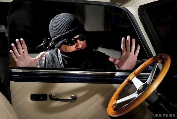 В столиці затримали викрадачів елітних авто, один із злочинців - екс-співробітник "Кобри". Злочинці встигли викрасти в столиці автомобілі: BMW X-5, BMW X-6, Lexus, Honda і Acura.