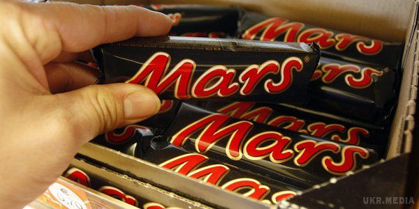 У Німеччині відкликають батончики Mars і Snickers з-за шматка пластику. Керівництво американської продовольчої компанії Mars в цілях безпеки своїх споживачів прийняло рішення відкликати з ФРН цілу партію шоколадних батончиків Mars і Snickers. Причиною для цього став шматок пластику, який через необережність працівників опинився в одному з виробів.