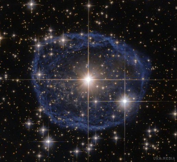 Телескоп Hubble сфотографував рідкісну зірку WR 31a класу Вольфа-Райе (фото). Телескоп Hubble сфотографував в сузір'ї Кіля рідкісну згасаючу зірку WR 31a з класу Вольфа-Райе, яка знаходиться в 30 тисяч світлових років від Землі.